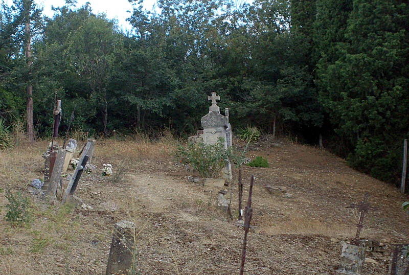 Le cimetière de Coustaussa